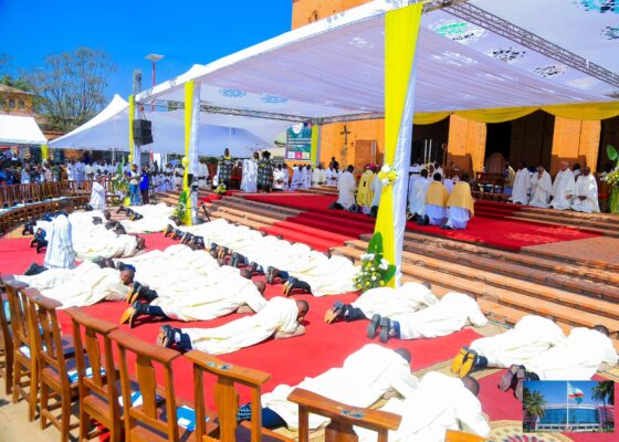 Lubumbashi : le Vice-gouverneur Martin Kazembe Shula était à l’ordination de 15 diacres et 23 prêtres ce samedi.